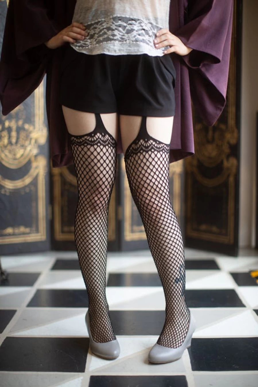 Leg Avenue Scalloped Lace Top Net Stockings with Detachable Strappy Garter Belt for Women