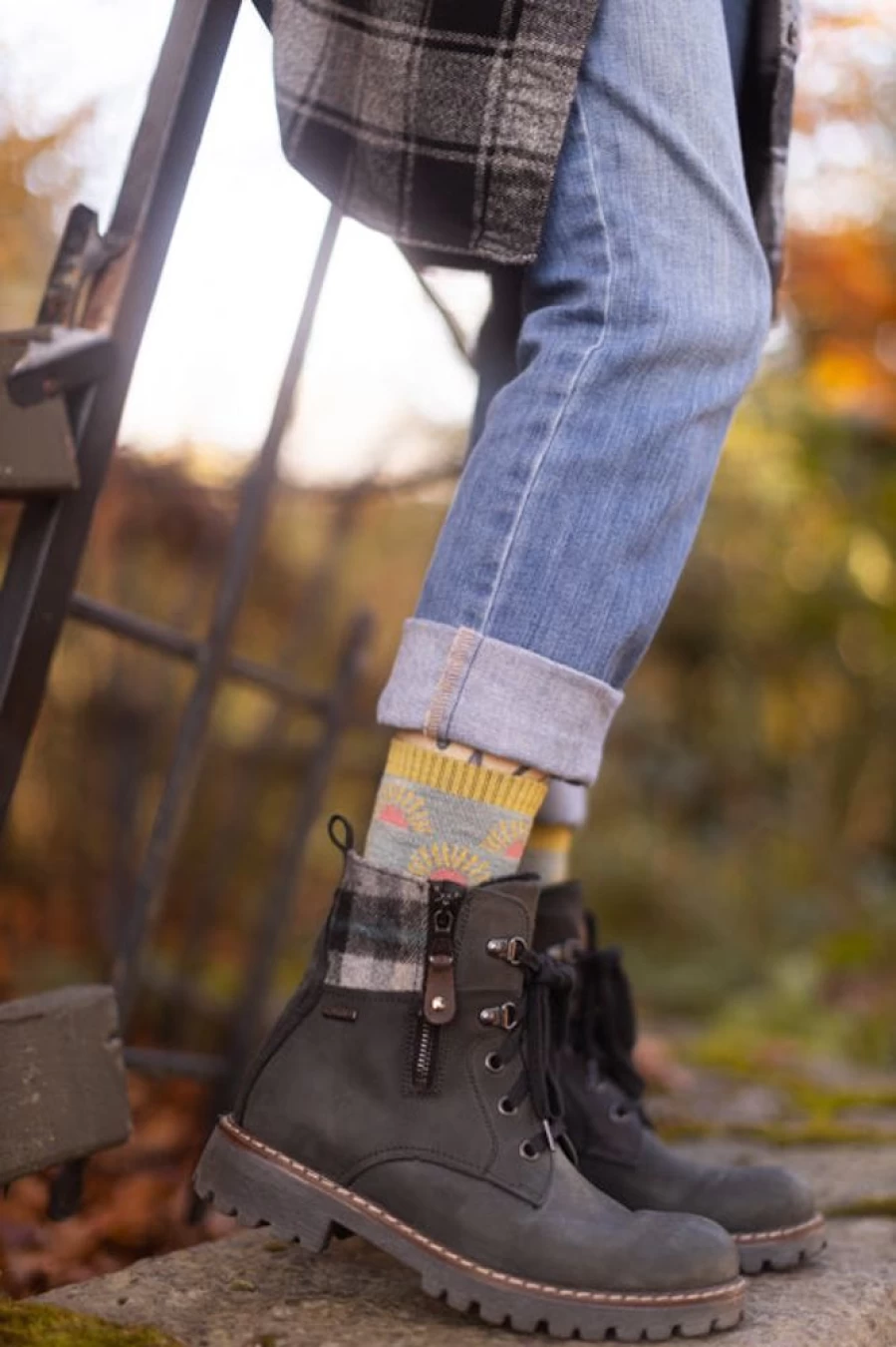 Darn Tough Ray Day Hiking Micro Crew Socks for Men & Women - Lightweight, Moisture-Wicking, Cushioned Support
