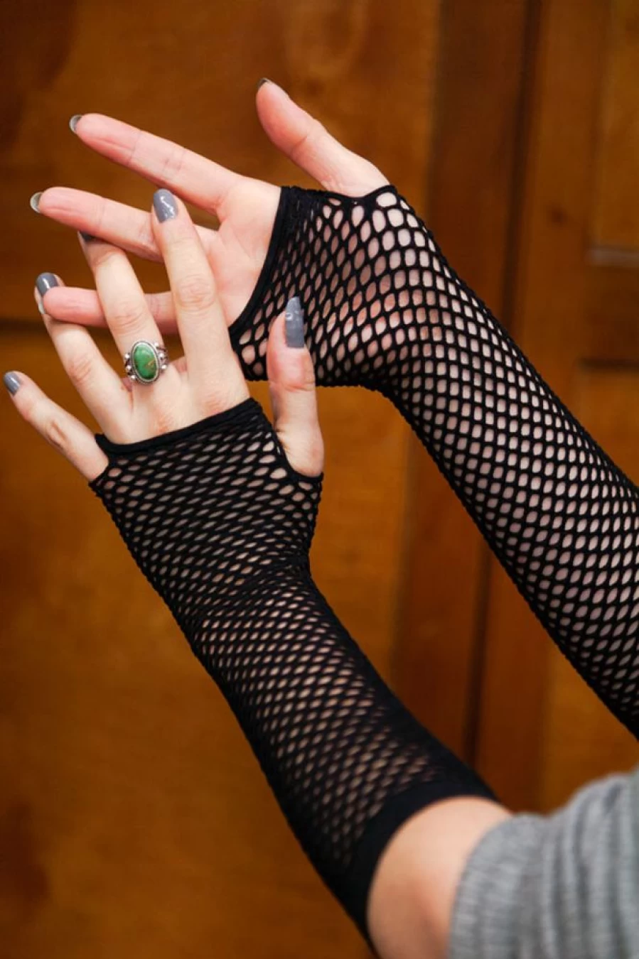 Leg Avenue Women's Fishnet Triangle Arm Warmers - Gothic Gloves for Costume & Fashion