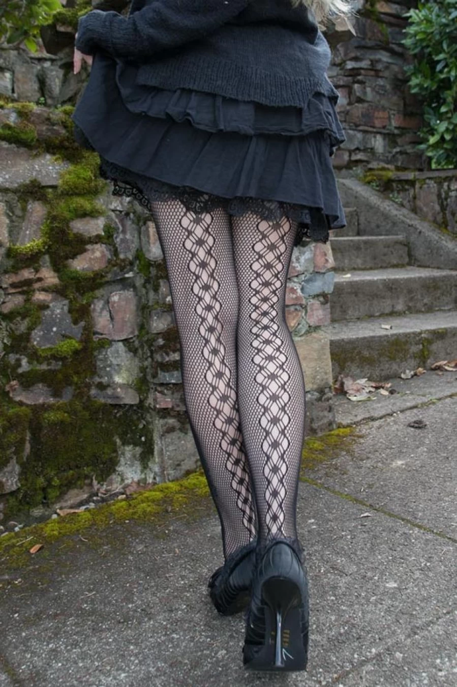 Leg Avenue Women's Stay-Up Stockings with Micro Net & Diamond Twist Backseam